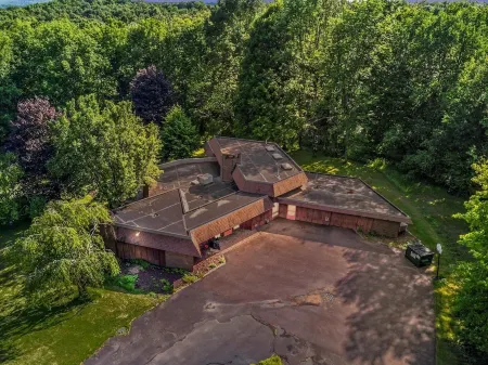 Nature's Retreat - Hot tub, Firepit, game room 5 mins to Honesdale