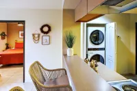 Panoramic Views from Every Window! Less than 10 minute walk to the London Bridge