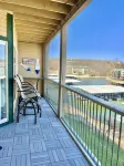 Lakefront family condo with a screened in balcony on the Lake Of The Ozarks!!