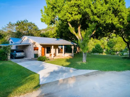 Live Water!!! A Spectacular Hill Country Family Retreat with waterfront privacy