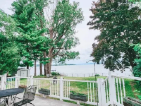 Lakeside Sunrise Cottage with hot tub Hotels in Alburgh