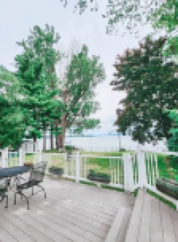 Lakeside Sunrise Cottage with hot tub