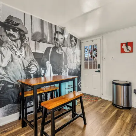 Downtown Strawberry Bungalow w/AC, Fenced Yard, W/D, 3 Smart TVs, Speedy Wi-Fi