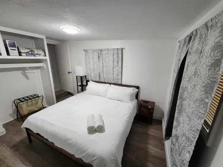 Quiet Private Cottage near ZION - Pet-Friendly ~ Tesla/ EV Charger