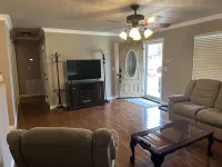 “Red’s House” located in Oneida city limits Hotels in Oneida
