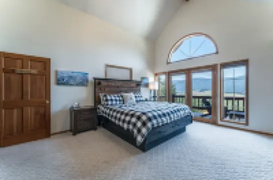 Cozy Large Cabin with hot tub and skiing and hot springs near by! Trails galore!