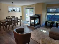 Spacious Downtown, First Floor, Patio, sleeps up to 6, Short Walk to Everything!