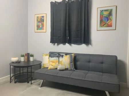 Red Door Cottage in West Palm Beach Отели в г. Уэст-Палм-Бич