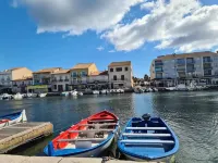 Charming accommodation on the port of Mèze Hotels near Domaine de Belle-Mare