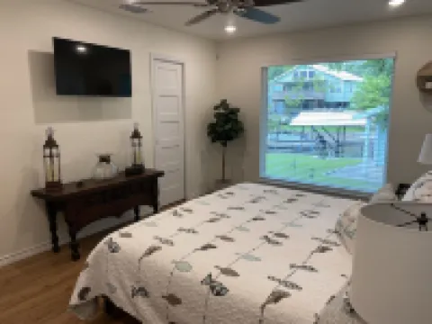 Waterfront 5/3 roomy home, constant level Lake LBJ, jet ski ramp & covered porch 金士蘭酒店