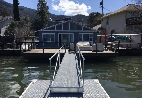 The Lake Cottage on Soda Bay-Pet Friendly, Private Deck, Dock & Kayaks Hotel a Lake County