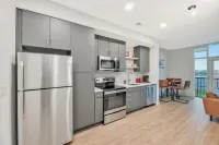 Modern 1BR APT in DT with Infinity Pool & Sauna 위치타 호텔