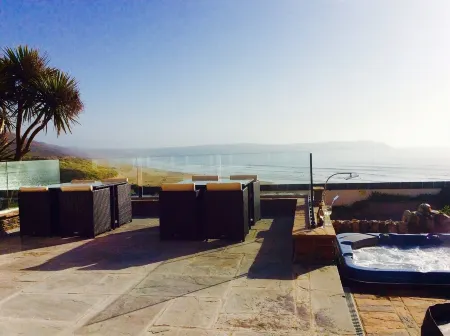 Large Victorian House for 12 Overlooking Woolacombe Beach. Hot Tub, BBQ, Parking Отели в г. Вулакомб