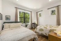 Modern Mtn Retreat: Lakefront, Direct Beach Access & Hot Tub by Tamarack Resort