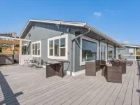 Sunrise Camano View Retreat: HotTub, Grill, Games, Pet & Family-Friendly! Hotels in Camano