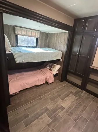 Experience Glamping in style. Private Lake - Pet Friendly!