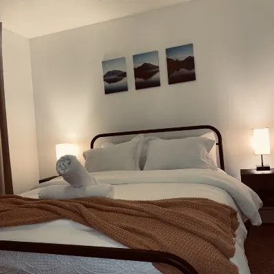 Entire Townhome! near airport, restaurants, and trails! Small back yard! Hotel in zona Aeroporto Internazionale di Anchorage-Ted Stevens