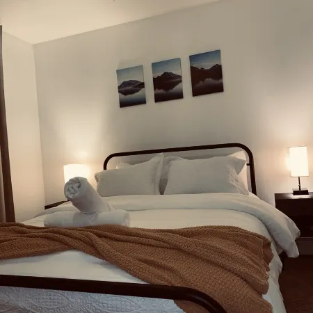 Entire Townhome! near airport, restaurants, and trails! Small back yard!