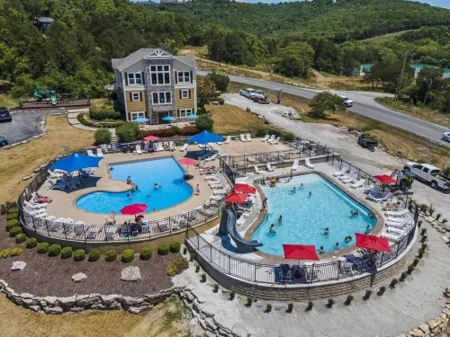 Bear Creek Lodge • Hot Tub! Community Pool! Pool Table! Rustic Lodge for Family!