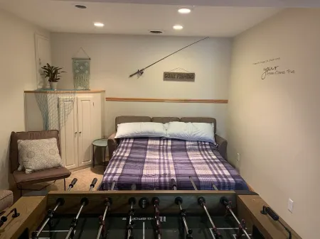 Lakehouse property with private pool + bonus space sleeps 14 Отели в г. Крил Спрингс