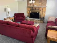 Cozy 3BR home close to trails. فنادق في Logan County
