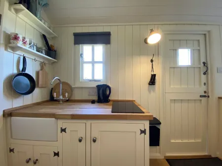 Sheldon Shepherd's Hut - Cosy Rural Retreat in the Peak District National Park Отели в г. Шелдон