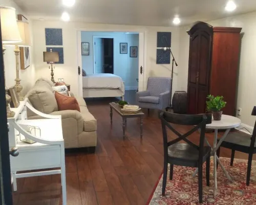 Elegant private suite located downtown historical Chickamauga, Ga Hotels in Walker County