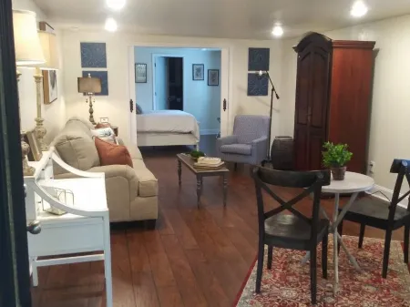 Elegant private suite located downtown historical Chickamauga, Ga