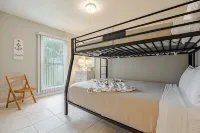 Charming 3-bedroom house with private pool on canal