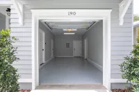 2 Min Walk to Downtown/King Bed /Golf Cart Rental/Pet Friendly!