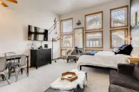 Cozy Ski in/Ski out studio steps from the lift!