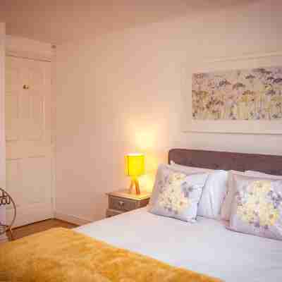 Beautiful Dawn - relax with stunning marina views Rooms