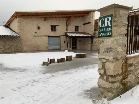 !a 15 min de Vitoria, Casa Rural con Chimenea, en Plena Naturaleza!