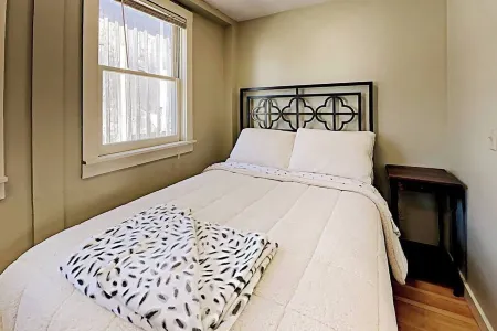 Large Elegant Historic 2BR, Walk to restaurants! Отели в г. West Dover