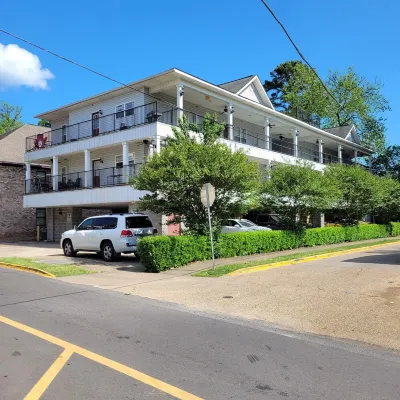 Walk to Stadium/Strip/Downtown! 2 bd/2 bath, Off-street parking!