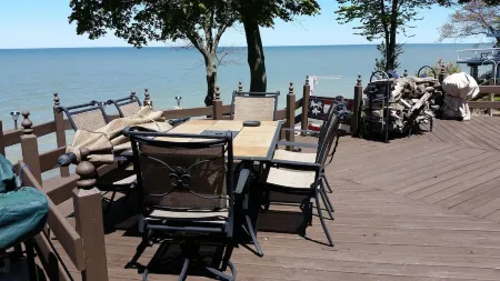 Lakefront Loft-Perfect Couples Getaway--Rent 3 Get 4th Free 10/1-12/20-Just Ask! Отели в г. Дженива-он--Лейк
