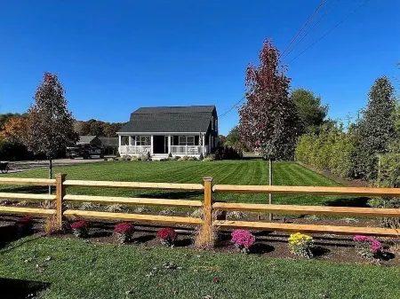 Beach house, inground pool, hot tub, Large backyard,1.5 Miles from Misquamicut