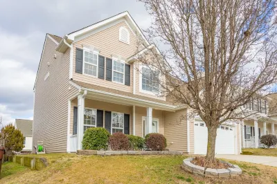 Modern, Relaxing, Peaceful home near Furniture Market and High Point University Walmart Garden Center附近的飯店
