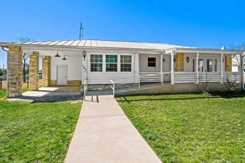 Charming, Hill Country Small-town Suite, Centrally located. - 3-Star