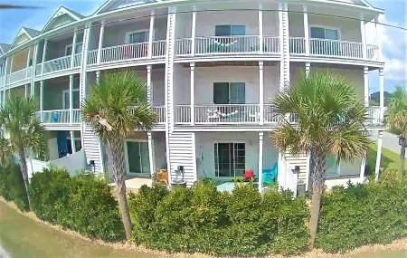 Bright, cheery, well appointed 3BR, 3.5B Townhome