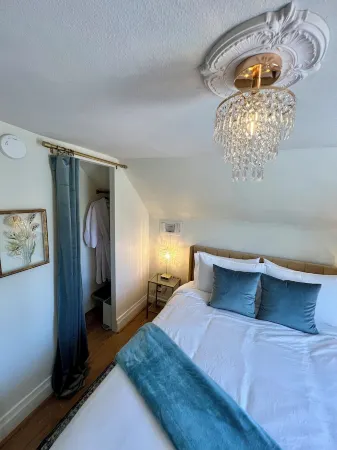 The Creekside French Retreat- Charming home w/ AC & WIFI in Downtown Nevada City