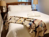 NEW!! Sleeps 4 with Hotel style check-out on 12 acres Hotels in Littleton