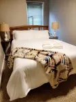 NEW!! Sleeps 4 with Hotel style check-out on 12 acres