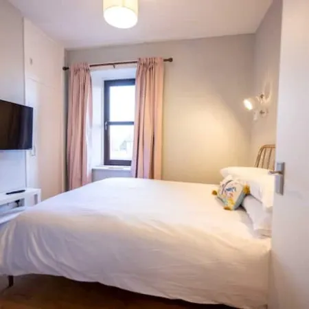 2 Bedroom in the Centre of Stonehaven with Seaviews, near the Beach & Harbour! Отели в г. Стонхейвен