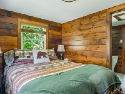 Cozy Log Cabin with Hot Tub Hotels in Donegal Township