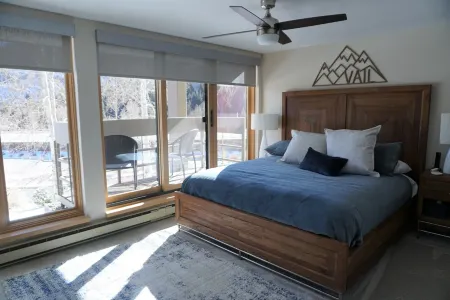 Beautiful Vail Mountain View Condo with Shuttle to Skiing - sleeps 6! Simba Run Отели в г. Вейл
