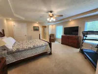 The Lakehouse at Ky Lake, waterfront,private dock. gentle private yard. Hotels near Benton Bark Park