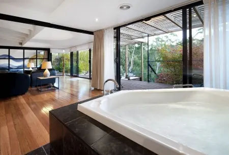 Centrally located 2-bedroom luxury pet friendly villa in Australia’s spa country