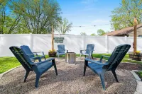 Walk to Lambeau + Private Backyard + Mini Golf!