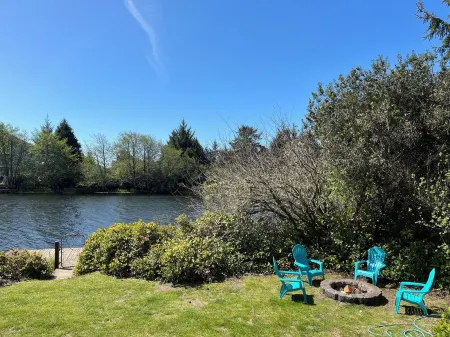 Bright Cheery House w/ outlet for EV Charge, fire pit, close to beach & trails